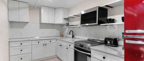 Refrigerador, microondas, horno y parrilla de estufa