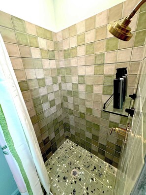 Shower, hair dryer, towels, shampoo