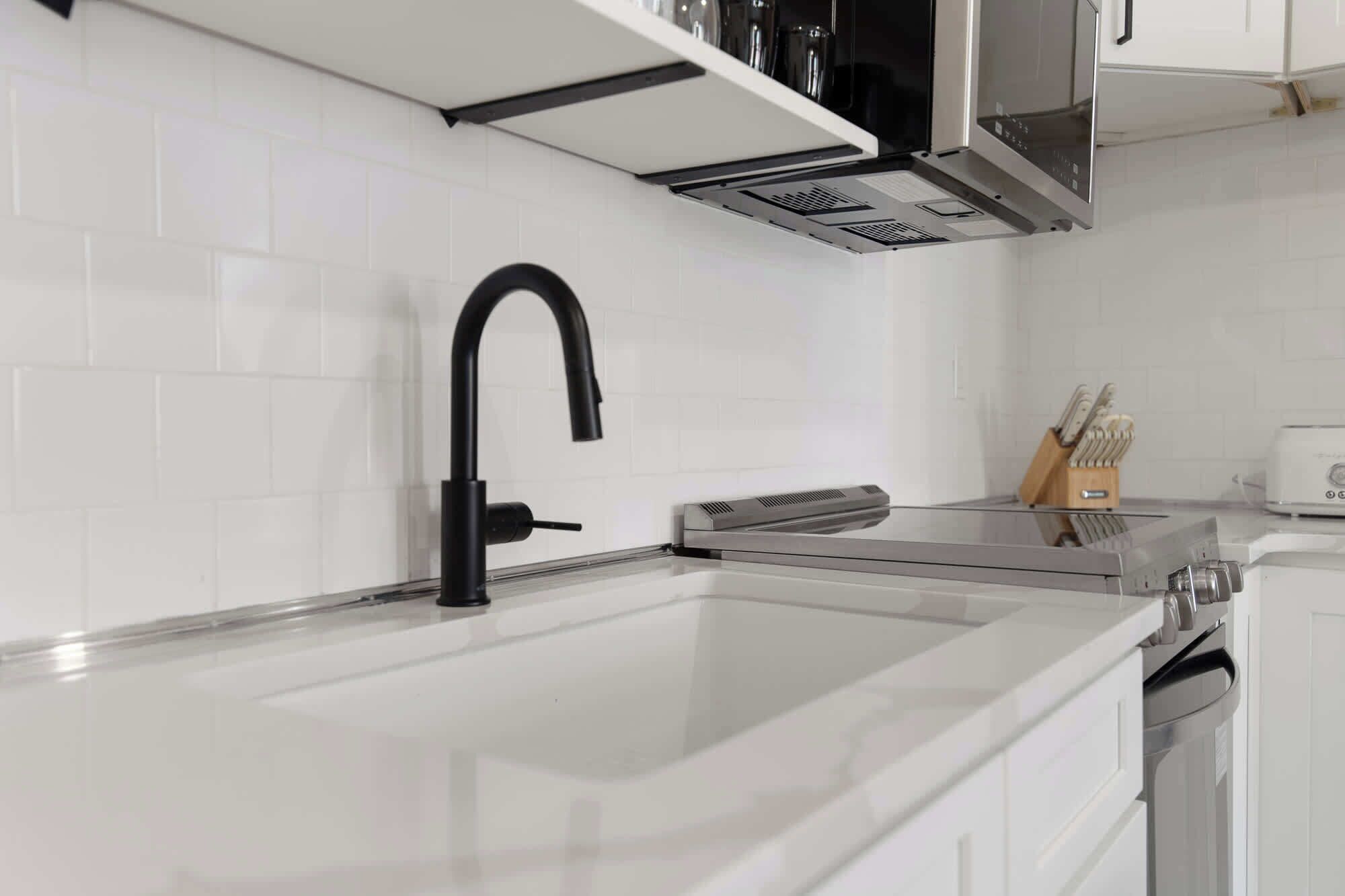 Een koelkast, een microgolfoven, een oven, een kookplaat