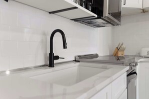 Een koelkast, een microgolfoven, een oven, een kookplaat