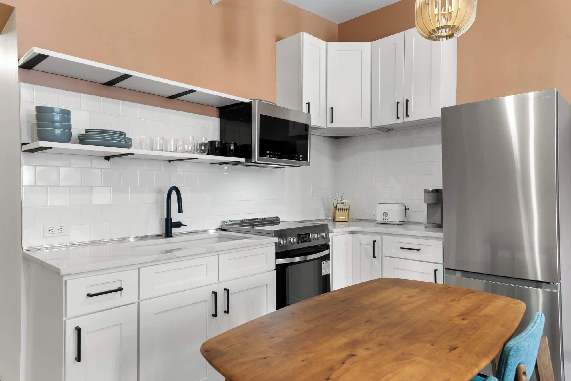 Réfrigérateur, micro-ondes, four, plaque de cuisson