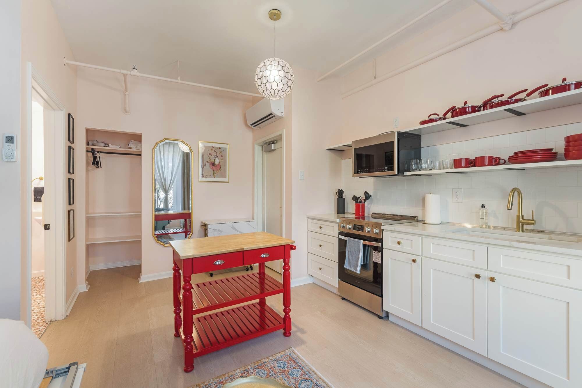 Kylskåp, mikrovågsugn, ugn och spishäll