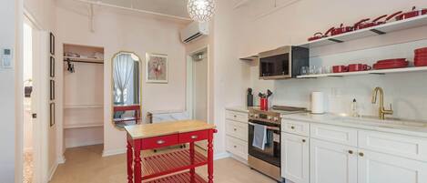 Refrigerador, microondas, horno, placa de cocina