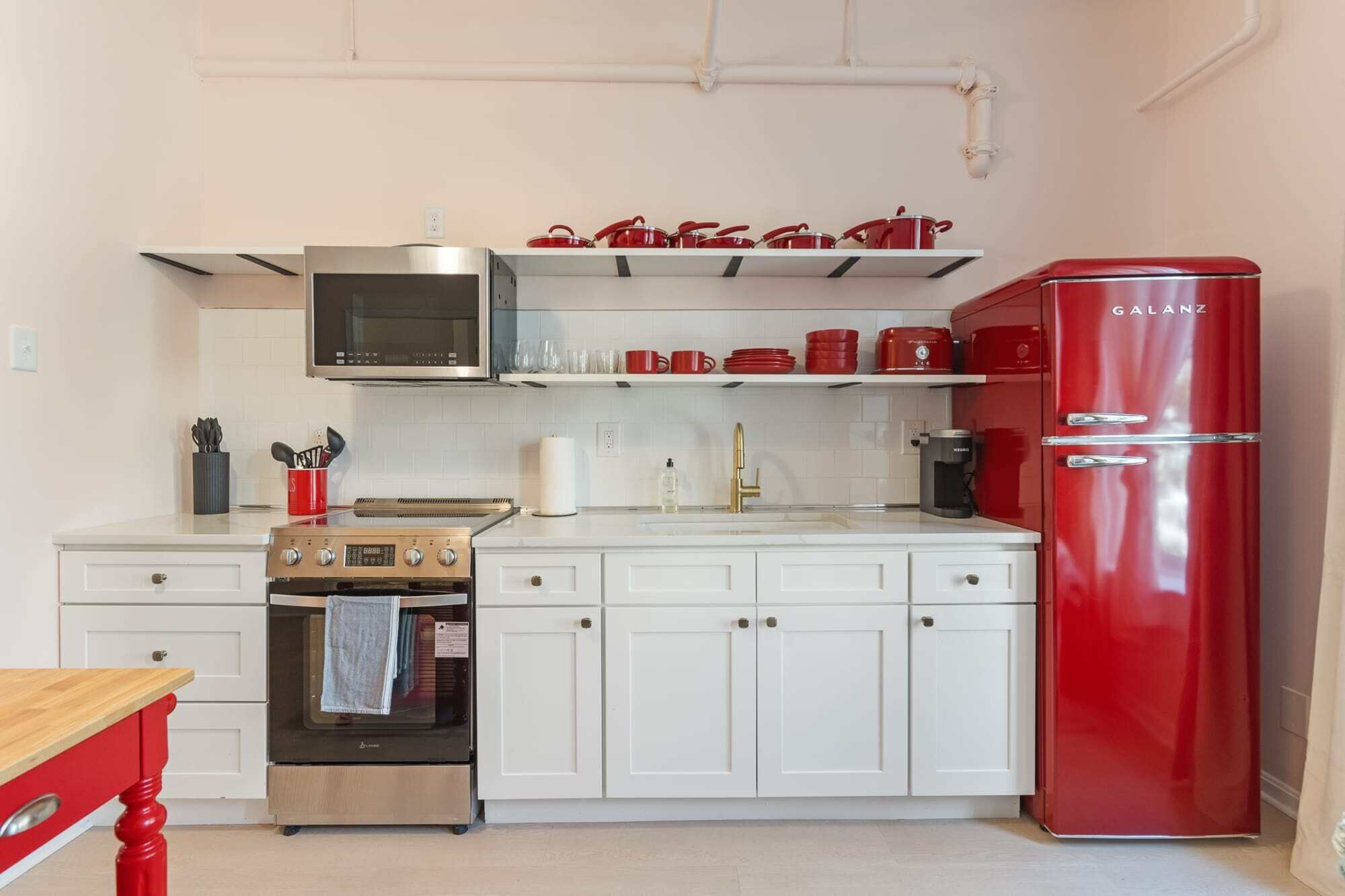 Refrigerador, microondas, horno y parrilla de estufa 