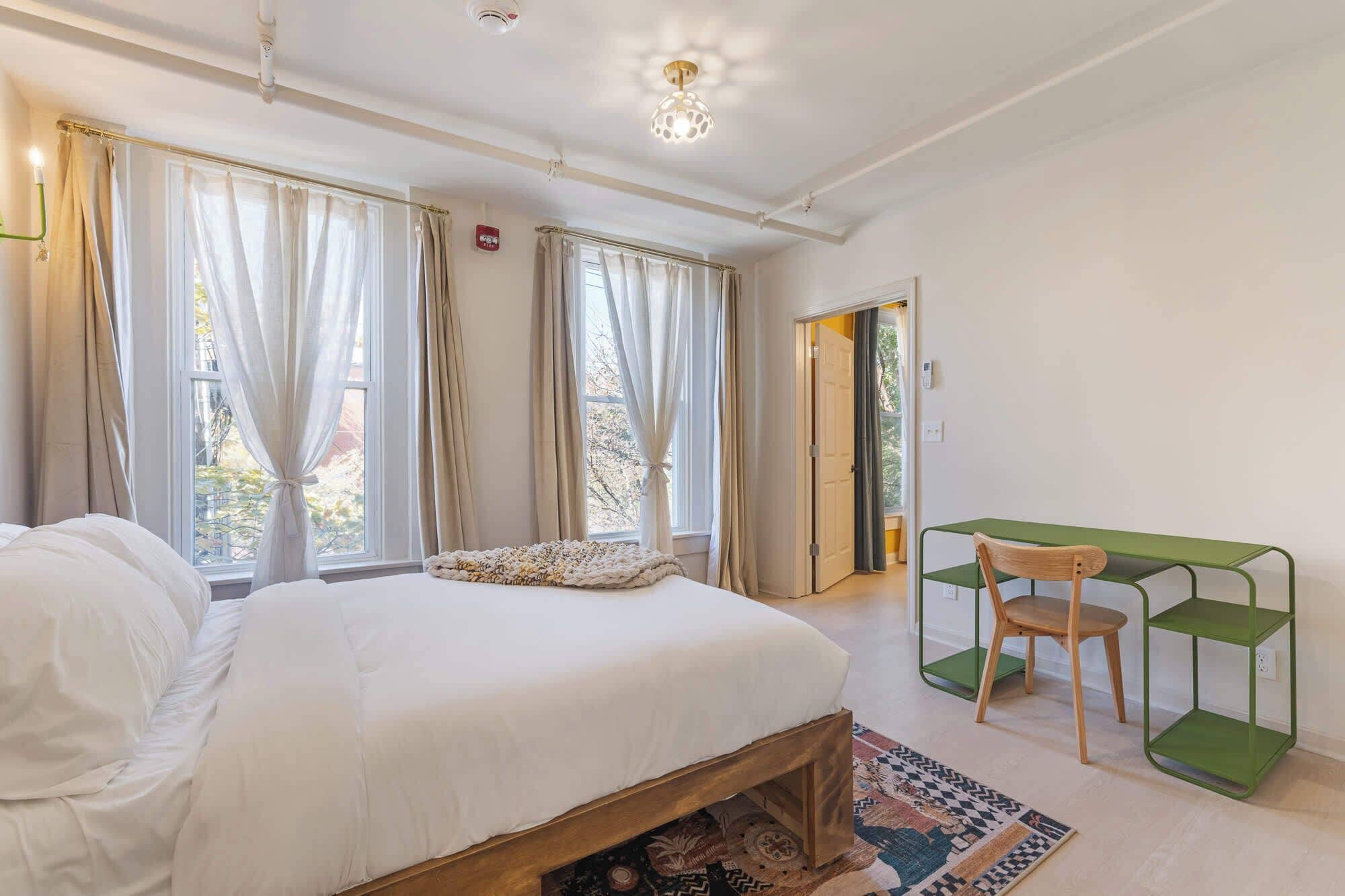 2 habitaciones, tabla de planchar con plancha, wifi y ropa de cama 