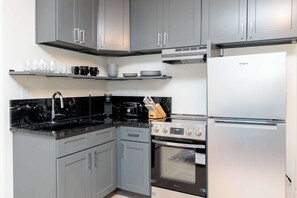 ثلاجة، ميكروويف، فرن، موقد طهي مسطح