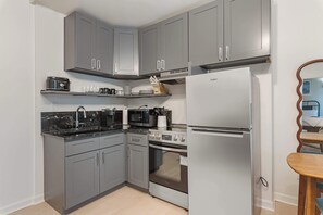 Geladeira, micro-ondas, fogão, cooktop