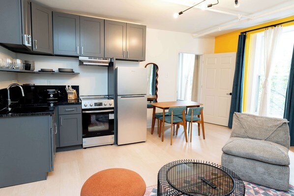 ثلاجة، ميكروويف، فرن، موقد طهي مسطح