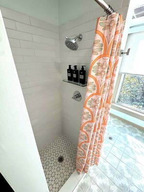 Douche, sèche-cheveux, serviettes fournies, shampoing