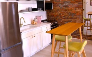 Fridge, microwave, oven, stovetop - Norris – Comfortable Studio with Full Kitchen (Louisville)
