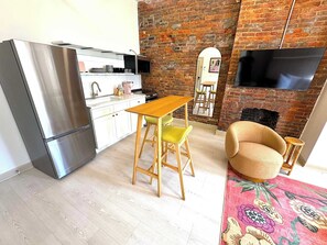Interior - Norris – Comfortable Studio with Full Kitchen (Louisville)