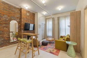 TV - Norris – Comfortable Studio with Full Kitchen (Louisville)