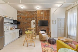 TV - Norris – Comfortable Studio with Full Kitchen (Louisville)