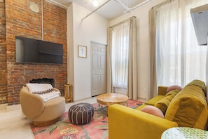 TV - Norris – Comfortable Studio with Full Kitchen (Louisville)