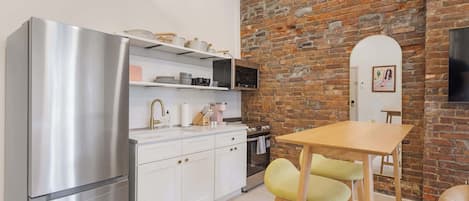 Réfrigérateur, four à micro-ondes, un four, surface de cuisson