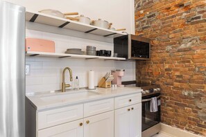 Fridge, microwave, oven, stovetop - Norris – Comfortable Studio with Full Kitchen (Louisville)