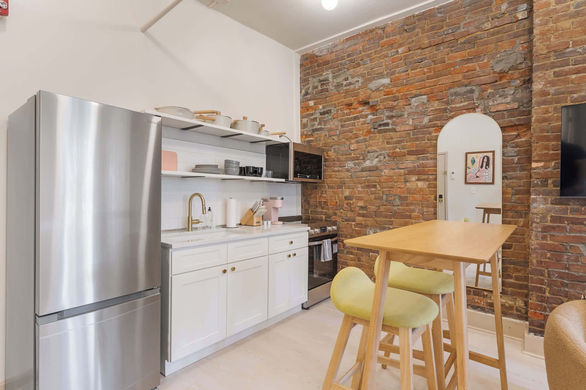 Frigorífico, microondas, horno y placa de cocina