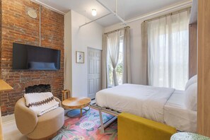 1 bedroom, iron/ironing board, WiFi, bed sheets - Norris – Comfortable Studio with Full Kitchen (Louisville)