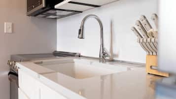 Een koelkast, een magnetron, een oven, een kookplaat