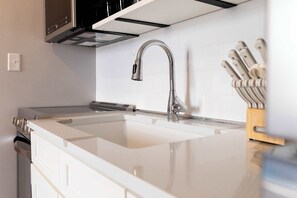 Kjøleskap, mikrobølgeovn, ovn og kokeplater