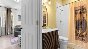 Chuveiro, secador de cabelo, toalhas de banho