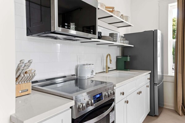 Réfrigérateur, micro-ondes, four, plaque de cuisson