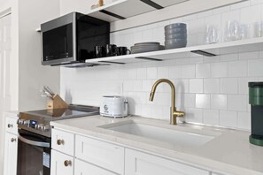 Fridge, microwave, oven, stovetop - Phoenix – Cozy, Charming Hideaway in Louisville (Louisville)