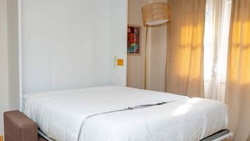 Tabla de planchar con plancha, wifi y ropa de cama