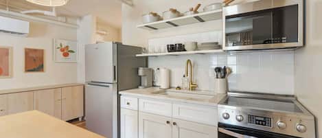 Frigorífico, microondas, horno y placa de cocina