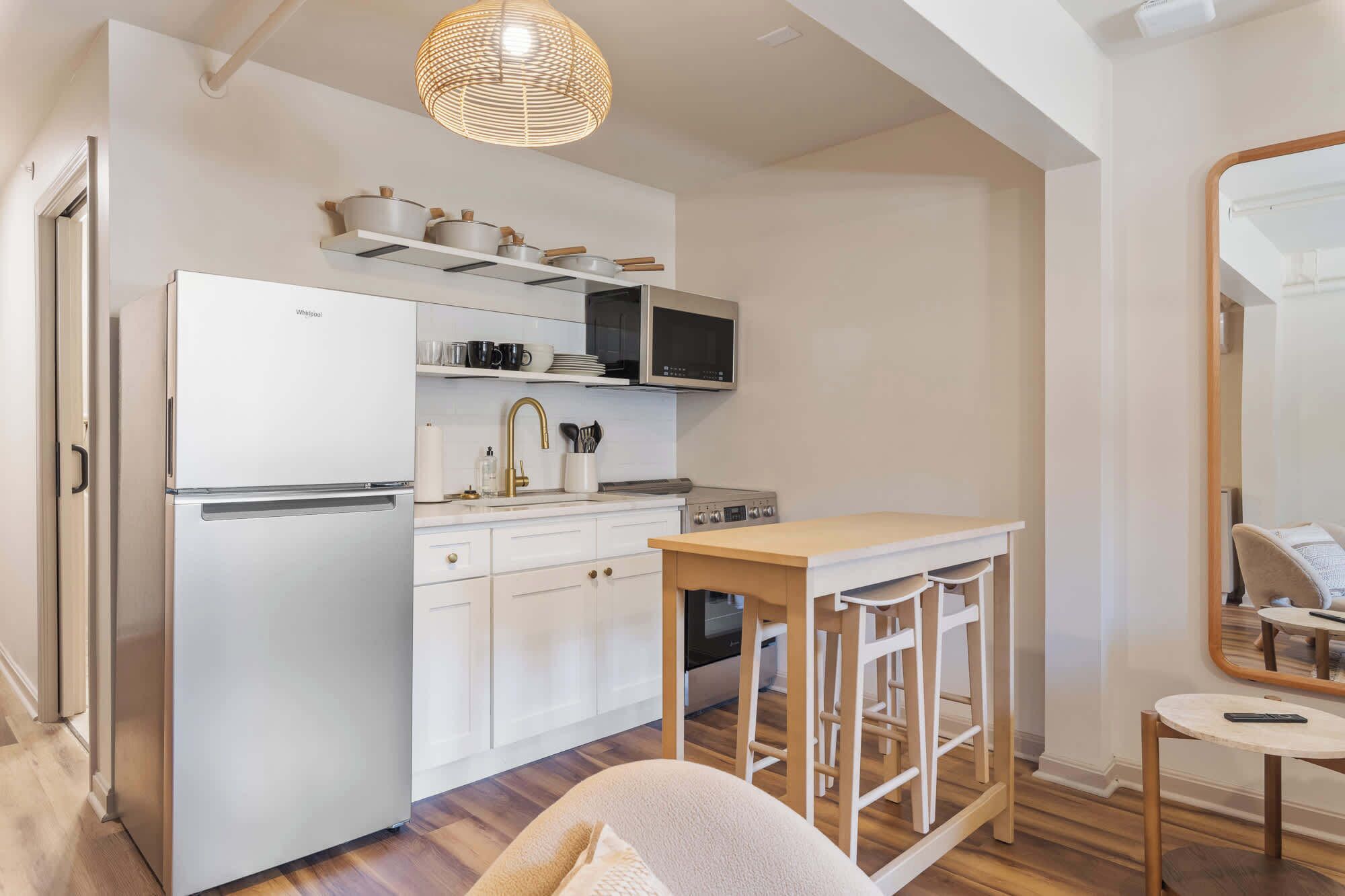 Een koelkast, een microgolfoven, een oven, een kookplaat