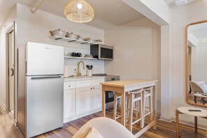 Réfrigérateur, micro-ondes, four, plaque de cuisson