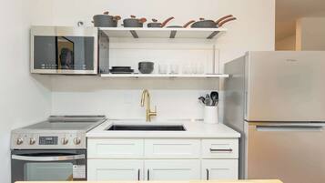 Een koelkast, een microgolfoven, een oven, een kookplaat