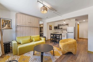 TV - Sol – Bright & Cheerful Bachelor Suite in NULU (Louisville)