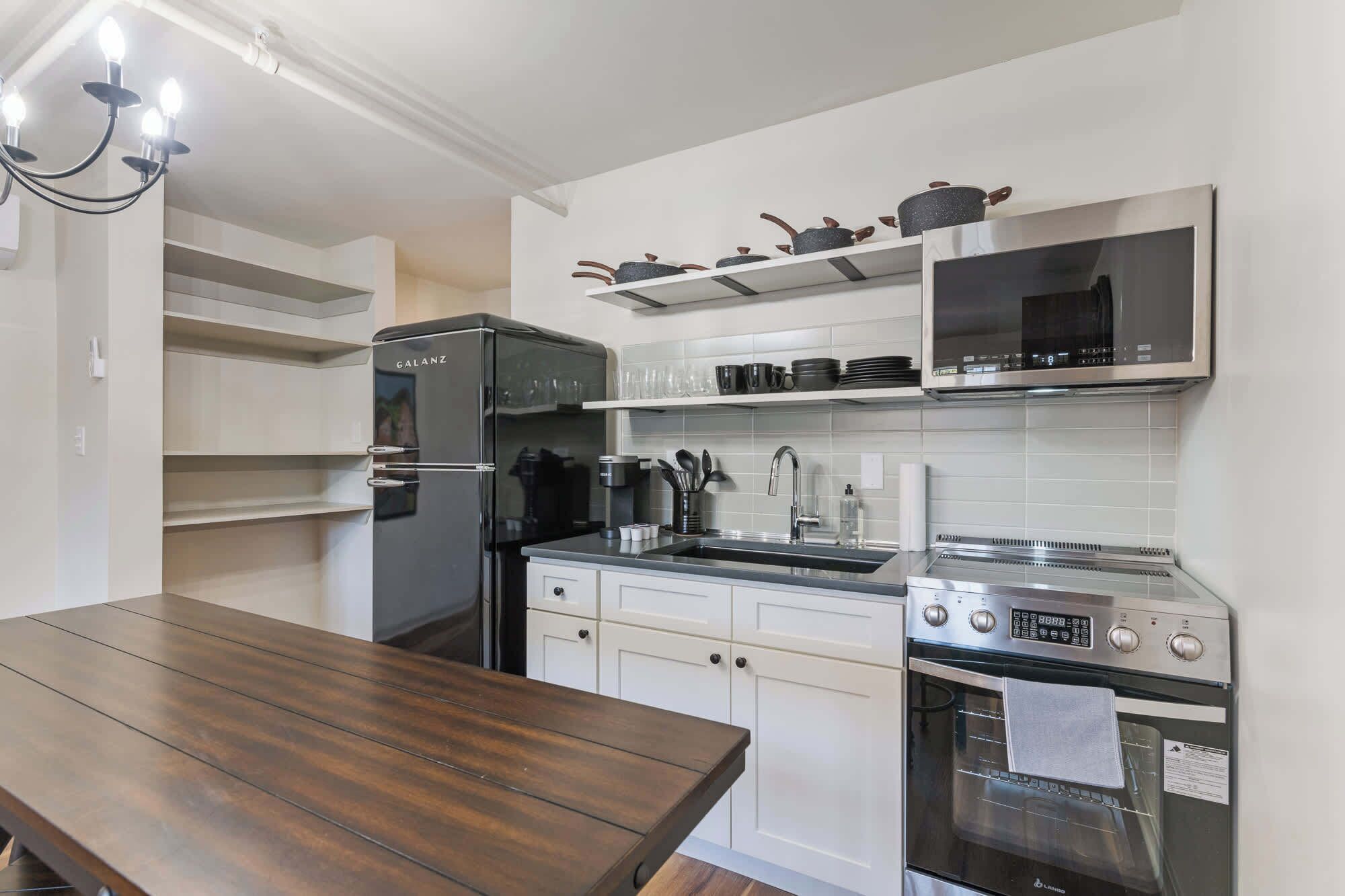 Frigorífico, microondas, horno y placa de cocina