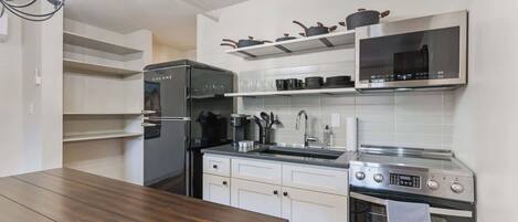 Réfrigérateur, micro-ondes, four, plaque de cuisson