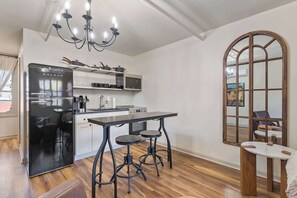 Een koelkast, een microgolfoven, een oven, een kookplaat