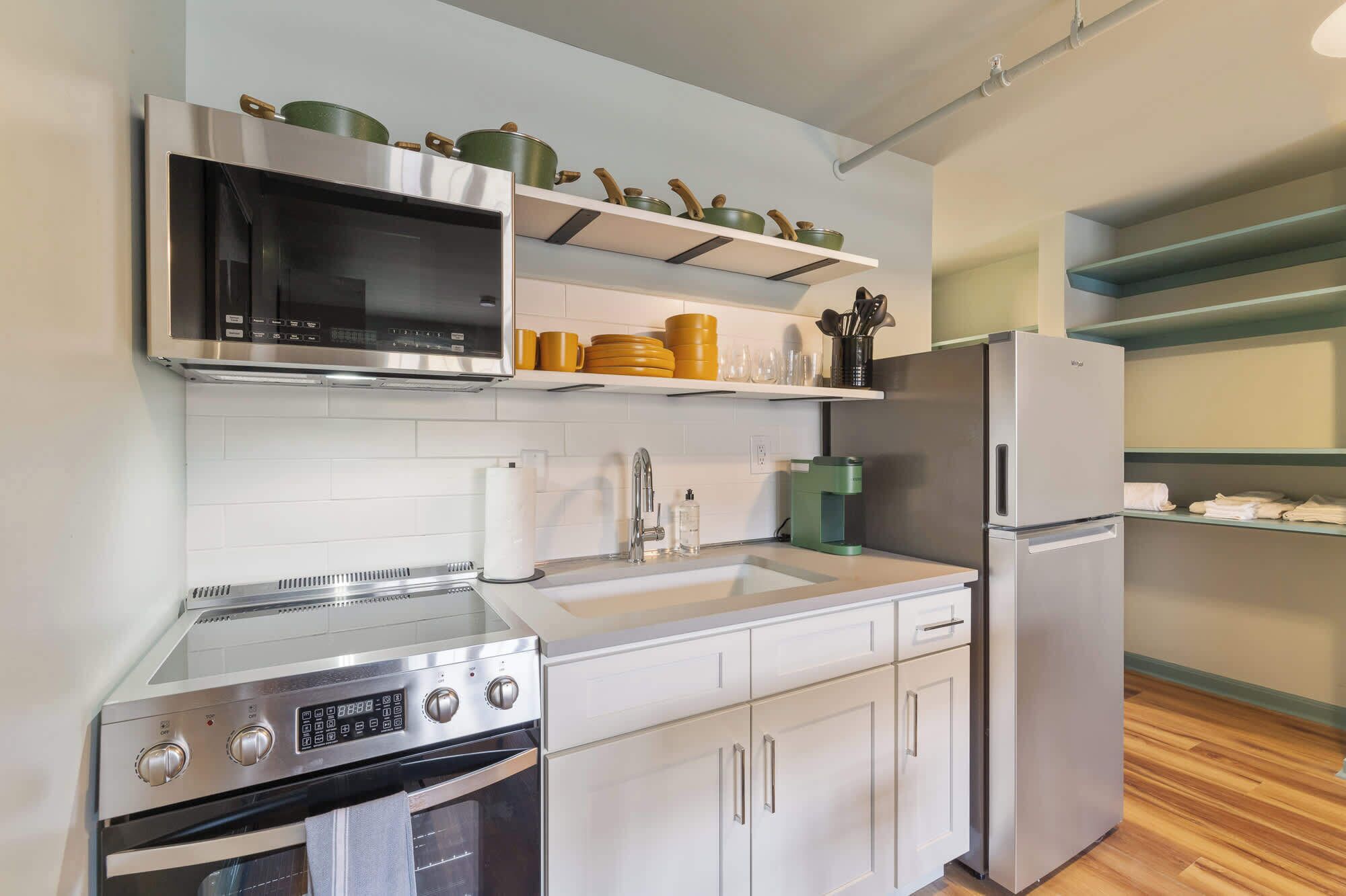 Frigorífico, microondas, horno y placa de cocina