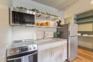 Kjøleskap, mikrobølgeovn, ovn og kokeplater