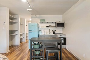 Kjøleskap, mikrobølgeovn, ovn og kokeplater