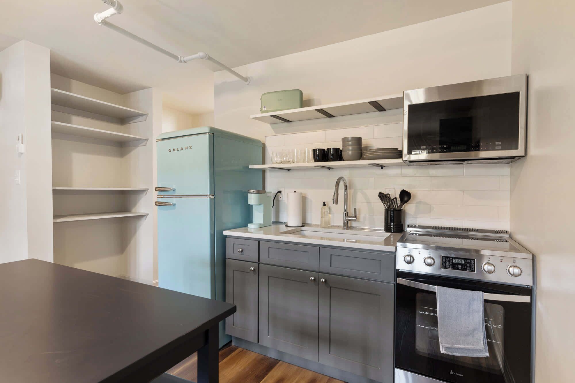 Réfrigérateur, micro-ondes, four, plaque de cuisson