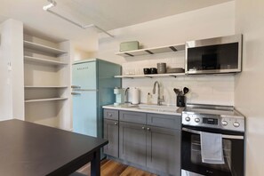 Kjøleskap, mikrobølgeovn, ovn og kokeplater