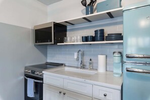 Jääkaappi, mikroaaltouuni, uuni, liesi