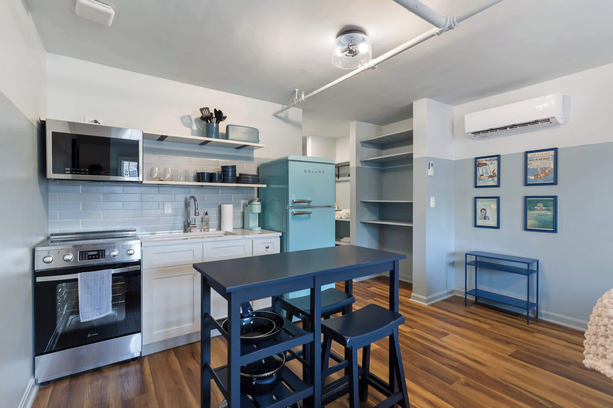 Een koelkast, een microgolfoven, een oven, een kookplaat