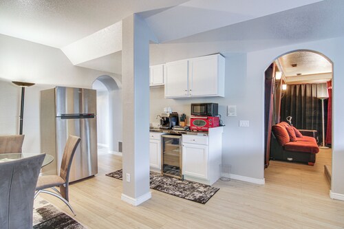 4 Mi to Broadmoor! Apt w/ Movie Theater & Mtn View