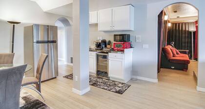 4 Mi to Broadmoor! Apt w/ Movie Theater & Mtn View