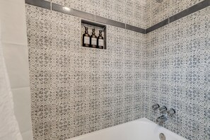 Apartment (2 Bedrooms) | Interior - 1 Mi to Old Town Alexandria: Townhome w/ Patio (Alexandria)