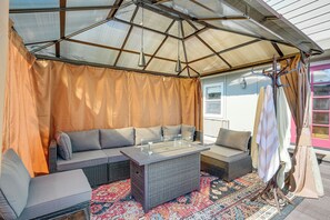 Interior - Mtn Views & Hot Tub: 4,300-sq-ft Oakland Retreat (Oakland)