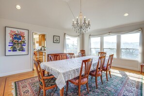 Interior - Mtn Views & Hot Tub: 4,300-sq-ft Oakland Retreat (Oakland)