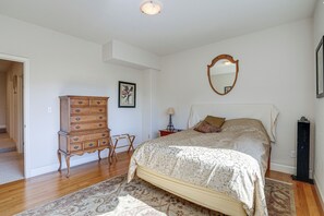 Interior - Mtn Views & Hot Tub: 4,300-sq-ft Oakland Retreat (Oakland)