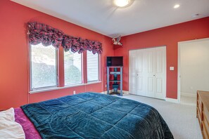 House (3 Bedrooms) | Interior - Mtn Views & Hot Tub: 4,300-sq-ft Oakland Retreat (Oakland)